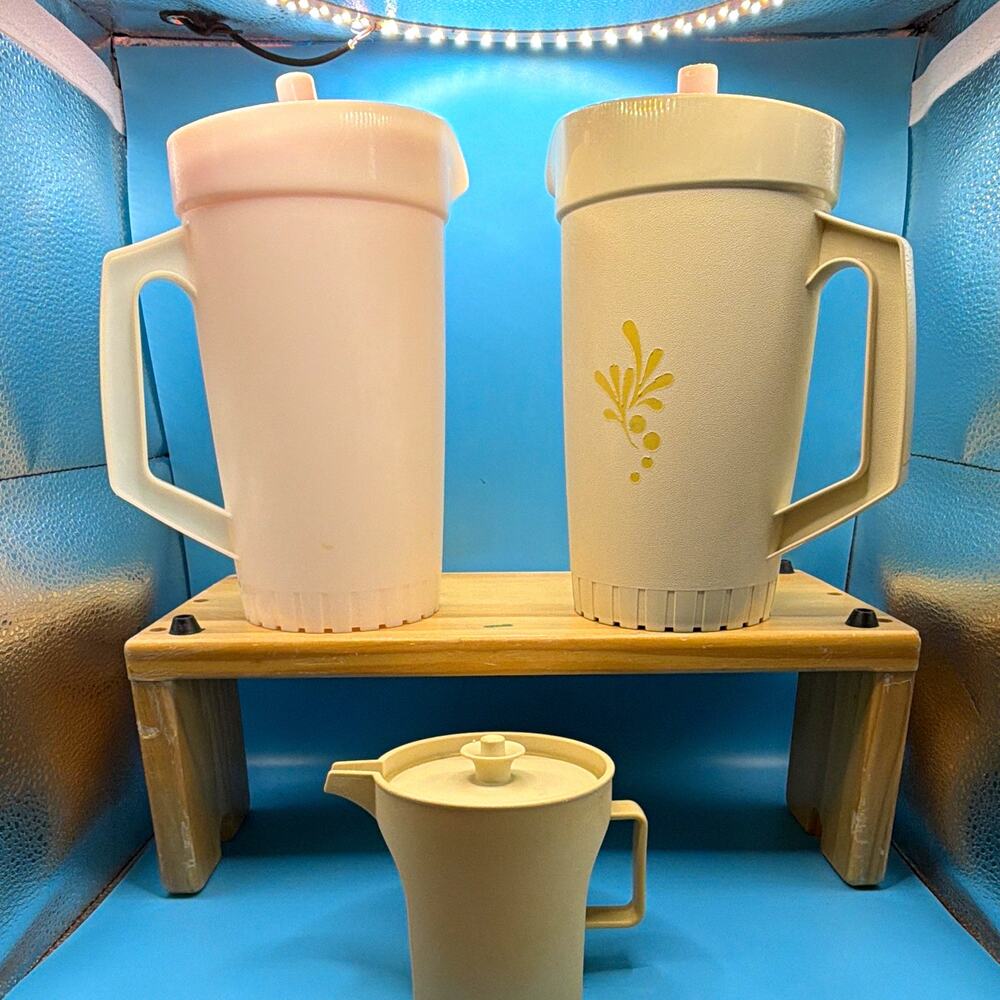 Tupperware Vintage 1 Qt Textured Pitcher Set Lot of 3 w/ Lids Beige/Red